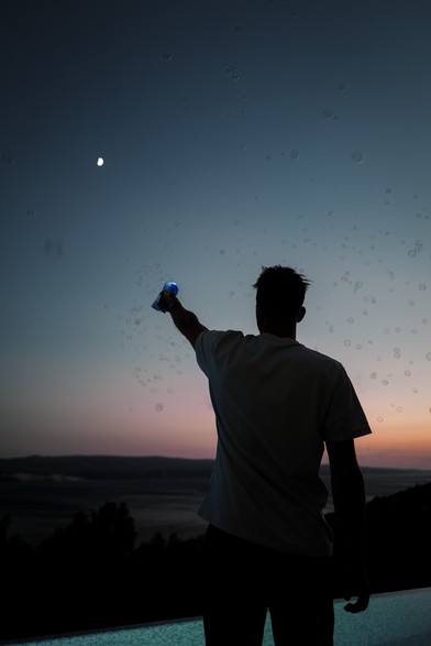 #MoonSelfie #MoonFriendsie 

Unsplash image shows a tall young man looking out over a flat landscape in low light, with a pink haze on the horizon. He is in silhouette, viewed from the back. In front of him, at upper left, is a small white #GibbousMoon. His outstretched left hand is pointing a blue object at the #Moon (a camera? a bottle?). 

Photo: Jonas Allert (2022) 
🔗 https://unsplash.com/photos/a-man-holding-a-bottle-Q9WOV8pgAwY